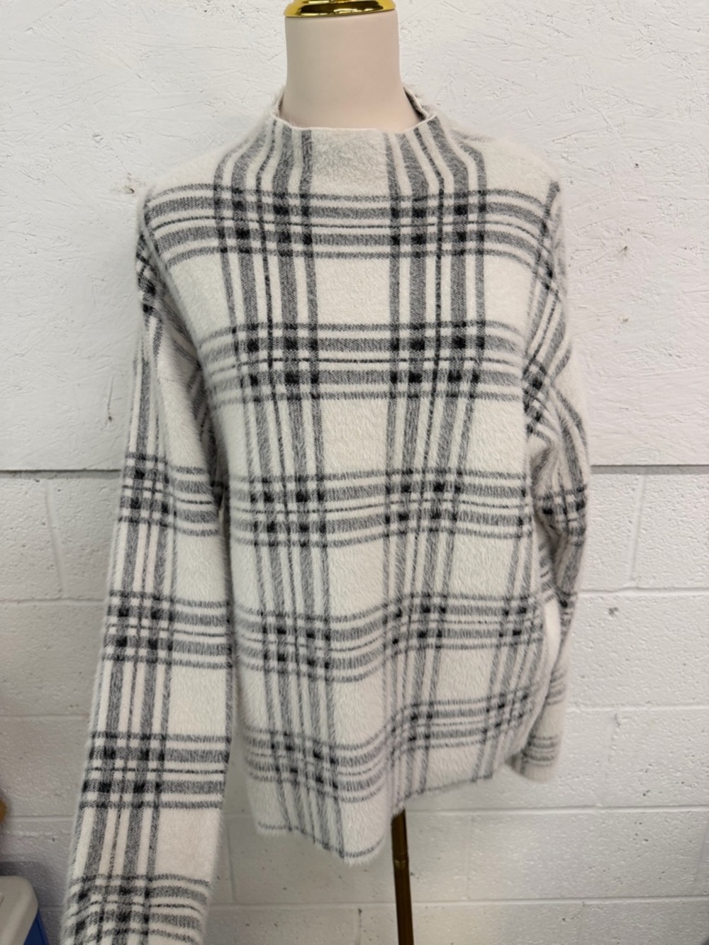 Tahari Cozy Cream & Gray Plaid Knit Sweater - Picture 3 of 6